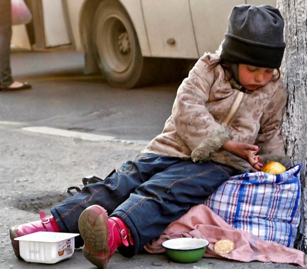 Маленький богатый маленький бедный. Бедный мальчик. Беспризорный ребенок. Голодные бездомные дети.