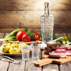 День рождения Русской водки с Генералом Э. Артюховым. «Водку ж надобно вкушать, за столом, в компании…»