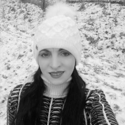 Прекрасная Закарпатская поэтесса Аня Цiрик, написала стихотворение  “ПЕРШЫЙ ДИНЬ ЗИМЫ”