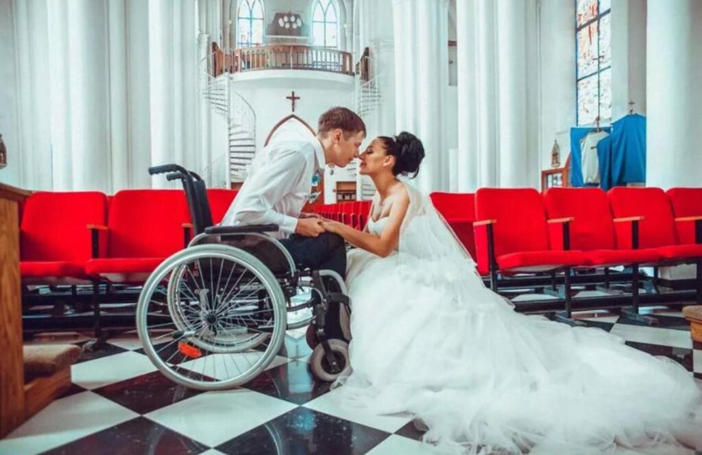 Муж инвалид любовник. Невеста в инвалидной коляске. Свадьба инвалидов. Свадьба на инвалидной коляске. Любовь в инвалидной коляске.