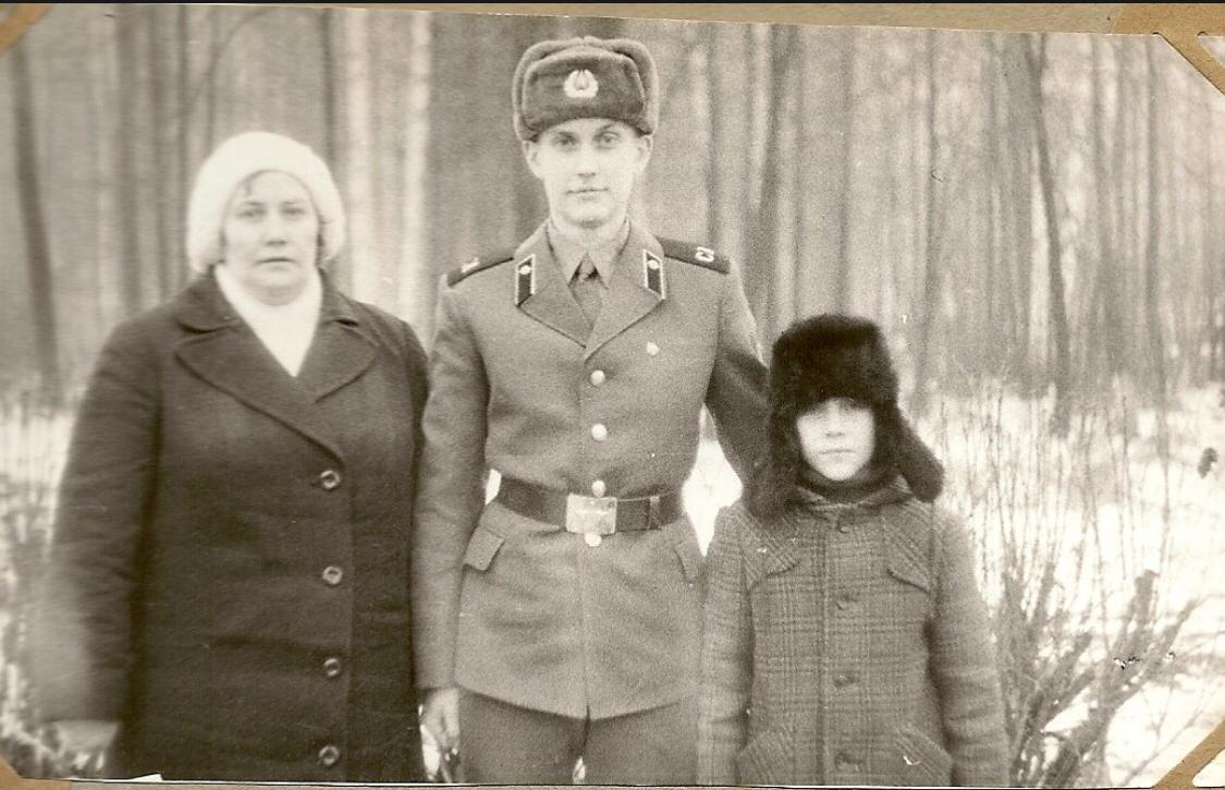Поэт Эдуард Артюхов: Посвящается, к 23 февраля! День вооружённых сил России!Офицер – для семьи опора. Справедливость несущий вокруг!