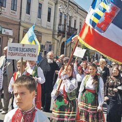 Прекрасная Русинская поэтесса написала пламенное стихотворение о своём народе: Повдні кажут:»Русин-проект». Отямтеся, люди!!! Як дуже старый людськый руд, чиїмсь проектом буде?
