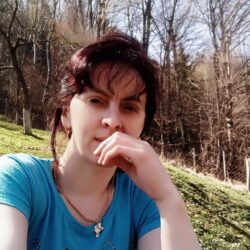 Русинская поэтесса Аня Цiрик: Гора Балцатул! Течут чисті гурські воды, через полонины. Через хащі потуками, стікают в долины. Русинское национальное достояние!