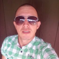 Молодой и талантливый Русинский поэт Михаил Стан, на родном языке:                   Гі малюют по книжках. Джумару на хліб намащу, тай на грибы зрана в хащу, доку люди другі сплят.                            Русинское национальное достояние!