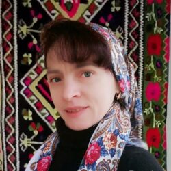 Прекрасная Закарпатская поэтесса Аня Цiрик, на русском языке написала стихотворение. Хочу туда, где нет тревог, лишь птицы пролетают мимо. Где видно вдали горизонт, где так спокойно, мило. Но кто в прекрасный мир чудесный, с собой возьмёт меня? Переходите на сайт.