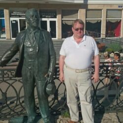 Русский поэт Эдуард Артюхов, написал стихотворение о славянском единстве: Коварство ложью, хитростью успеха уж добилось. Средь младших братьев кровь уже пролилась. И младший брат на старшего в бой рвется, а кукловод над братьями смеется.