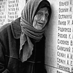 К Дню Победы 9 Мая, прекрасная Закарпатская поэтесса Аня Цiрик, посвящает своё стихотворение павшим воинам в годы ВОВ: Над страшною розправою, що була над людьми, плакали навіть ікони. По узбіччю доріг і в лісах-Стояли дубові хрести. Над хрестами молились зі сльозами в очах, посивілі солдатські вдови. Память павших воинов, в русинских сердцах навсегда!