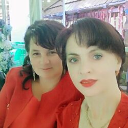 Прекрасная Русинская поэтесса Аня Цiрик, на украинском языке написала: Твої очі-як чорниці, в них не видно дна. Зиркають, як блискавиці, зіронько моя. Заплетена чорнА кОса, неймовірної краси-Спадає аж до пояса, ти одна така. Лиш ти. Русинское национальное достояние!