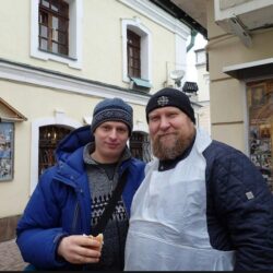 Русский поэт Пётр Григорьевич Сафонов, философски размышляет о высоком: Ты рождён пластилином бесформенным, форма лепится опытом жизненным. Стать ты можешь поэтом и воином,и водителем безукоризненным… Ты рождён, чтобы встретить и встретиться, и влюбиться, как многим не любится…. Ты ведь счастлив! А многим не верится, что с тобою всё лучшее сбудется!