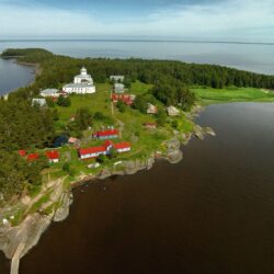 Русский поэт, и глубоко верующий христианин Пётр Григорьевич Сафонов, посвятил своё стихотворение инвалидам Великой Отечественной войны: Сражались в воздухе и в море, за мир, за Русь, за мамин взгляд. А после, выживши в сраженьях, без рук, без ног, на костылях, вдруг оказались в заключеньях, на Беломорских островах. Их безымянные могилки, там заросли давно травой. И не придёт к ним на поминки, никто из нынешних, родной…