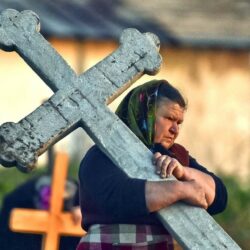 К Троицкой поминальной субботе о усопших, глубоко верующая закарпатская поэтесса Аня Цiрик, на украинском языке написала стихотворение: Померла людина, та ні, просто вийшла з кімнати, закрила двері вхідні. Другі двері відкрила, у той бік від життя-біль у душі-звідти нема вороття. Від тяжкого суму-серце болить, від крику душі-у грудьох щемить.   Моляться рідні:»Боже, прости, нашій рідній людині гріхи відпусти». Свій хрест житєйський достойно несла, коли було погано-не роптала вона. Русинское национальное достояние!