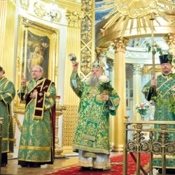 Русский поэт и глубоко верующий христианин Эдуард Артюхов, написал стихотворение к празднику Троицы: Единство славим Троицы святой, в единстве коли встанем пред лукавым, Отец поддержит нас отеческой рукой, берёзы ветками зелеными махают. О празднике вещает колокольный звон, Отца и Сына славим все мы ныне, и Дух святой, что с ними к нам пришел.