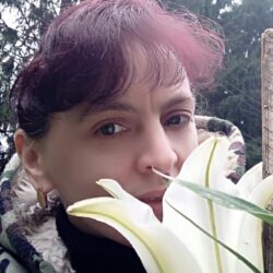 Всех с Троицей! Глубоко верующая закарпатская поэтесса Аня Цiрик, на украинском языке написала стихотворение: Церковні сяють купола — Встелені листям храми, i Тройця Чистая Св’ята, з духовними дарами. І нині в світлий день такий-Як тайну золоту, з душою чистою прийміть, ви Тройцю Св’яту! Я всіх із Тройцею Св’ ятою, поздоровити хочу, для вас благословення, у Бога попрошу! Русинское национальное достояние!