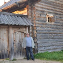 Русский поэт Эдуард Артюхов, написал стихотворение о Великих русских поэтах, и о возрождении певцов русского слова: На правый бой ведут Руси поэты, что пережили все наветы, и возродились в нас с тобой, чтоб с Тьмой вести духовный бой. И от того, как будем мы трудиться, как с Тьмой в бою духовном биться, зависит главное-как быстро, дух русский, самобытность возродится! Россия разорвёт духовный плен, и русских, и нерусских, поднявши с колен, повергнет Тьму в тебе, во мне, оплотом Света станет на Земле!