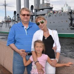 Русский поэт Эдуард Артюхов, написал стихотворение о Георгии Победоносце: Великий Муж копьем тяжёлым, к земле змеище пригвоздил. Добру с рождения служитель, зло с верой в Бога победил. Он, приняв веру, с верой жил, добру и страждущим служил. Он на алтарь великой веры, всё, что имел, и жизнь сложил.