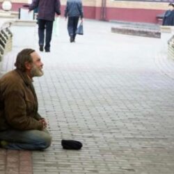 Русский поэт Пётр Григорьевич Сафонов, посвятил своё стихотворение Афганцу Анатолию. Сидел у храма инвалид. Спросил его: «Как звать, братишка?» А он: «Прости меня за вид. Вот, без ноги. Но есть мыслишка. Деньжат немного подкоплю, помочь бродяги обещали, Протез титановый куплю, и заживу я, без печали».»А, где осталась-то нога? Не уж-то в сопках Кандагара?» А он: «Да, нет! Подпил слегка. И отморозил у ангара…»Вчера он к храму не пришёл. Я у бродяг спросил, где Толя. «На Небеса от нас ушёл, на двух ногах, не зная горя!»