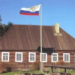 Русский поэт Эдуард Артюхов, к Дню России (12 июня) написал стихотворение о любви к Родине-Матушке, нашей России: Домик из брёвен. Русская печка. Телом размякши. Ровно бьётся сердечко. Стол деревянный. Скатерть-клеёнка. Образы светлые в красном углу. Светит лампадка по-праздничному. Чинно по стопке. Простой разговор. Что ныне случилось. Как было давно. Звёзды завидуют, глядя в окно. Солнце за полем спать уж легло. Месяц, завидуя, смотрит в окно. Вот оно счастье. Вот-хорошо.