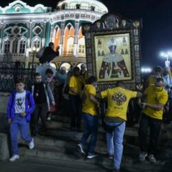 Русский поэт и глубоко верующий христианин Пётр Григорьевич Сафонов, написал эмоциональное стихотворение: Сегодня отменили крестный ход: Из трусости, из зависти, из лести.. Царь смотрит с облаков: Да где ж Его народ, c иконами, с хоругвями, без мести…»Что с вами? Испугались? Как же так? Куда Вы подевались, христиане? Соборная молитва-не пустяк. Там, где вас трое-там и Я меж вами!» Но мы боимся не Тебя, Господь! На нас свалились пострашнее беды, и мы не знаем, как их побороть, а побеждать молитвой-нету веры…