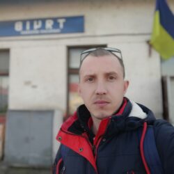 Молодой и талантливый Русинский поэт Михаил Стан, на родном языке написал стихотворение о родном городе Тячев: А колись было вно ціле, Велике Тячово й Мале, туй жила чилядь із давен, де Тиса попуд Нересен,Тячово є вариш молодый, быв навхтема вун такый, збук нього гора Нересен, здавен приносила хосен. Хоть жиє разный туй народ, межи людьми ниє грызот, мадяр ты, русин авать чех, собі туй жиєш без помех. Русинское национальное достояние!