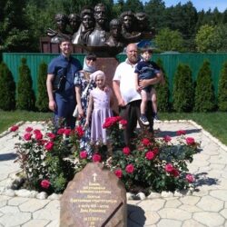 Русский поэт и глубоко верующий христианин Пётр Григорьевич Сафонов поздравляет всех Православных христиан с Днём семьи и верности. С праздником Петра и Февронии! Помоги нам всем Бог, хранить брачный союз и помнить, что Господь считает слёзы наших малышей при развале семьи. Мира Вам, счастья, здоровья, трудолюбия и помощи святых Петра и Февронии!