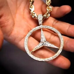 Русский поэт и глубоко верующий христианин Пётр Григорьевич Сафонов, написал стихотворение о человеческой страсти к материальным благам: Мы все в пути, и путь наш не отмечен, ещё ничем: ни подвигом, ни солью. Мы разные при нашей первой встрече, и эта встреча проверяется любовью. Дни пролетают, жизнь проходит мимо, а мы в мечтах — могло же быть и лучше, Пусть не богато, но зато счастливо, и не пришлось бы нам друг друга мучить. И не пришлось бы обвинять и спорить, и убивать своих детей во чреве. Была возможность свой шалаш построить, а мы принцесс и принцев захотели…