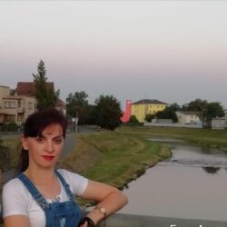 Глубоко верующая закарпатская поэтесса Аня Цiрик, в Успенский пост написала стихотворение «ХТО МИ ТАКІ?». Ми Землю в хаосі втопили, в сльозах і скреготах війни. Покаймося. Іскупім провину-Лиш так прощення дасть нам БОГ. Постимся постом приятным!