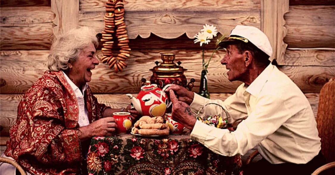 Жилье старика и старухи. Бабка на самоваре. Бабушка и дедушка пьют чай. Старушка в деревне за столом.
