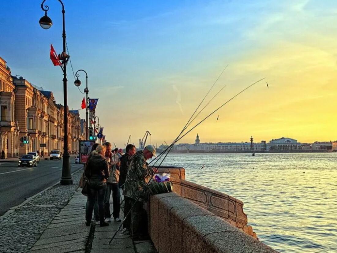 Ловить рыбу в городе. Корюшка Питер набережная. Корюшки в Неве Санкт-Петербурге. Рыбалка в СПБ на Неве.