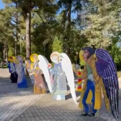 В День памяти Смоленской Иконы Божьей Матери «Одигитрии» (Путеводительницы) 10 августа 2021 года, русский поэт Эдуард Артюхов запечатлел ЧУДО в небе. Люди ангелов писали. В небе Ангел появился. Краски ярче заиграли. Себя ангелы узнали. Переходите по ссылке на сайт.