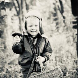 Русский поэт Эдуард Артюхов. Стихотворение из детства. (1978 г., поэту 12 лет). В тишине живут ворушки, в чаще или на опушке. На стволе или на пне. Стайкой по о краю леса, или стайкой в глубине. Неказистый с виду гриб… Переходите на сайт.