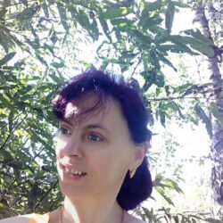 Прекрасная Закарпатская поэтесса Аня Цiрик, посвятила своё стихотворение учителям. (День учителя — 5 окт., 2021 г.) Нічні зорі в небі сяють, діти спати вже лягають. Лише вчитель не лягає, зошити перевіряє. Задумалась на хвилинку: Чому в зошиті помилка? Переходите по ссылке на сайт.