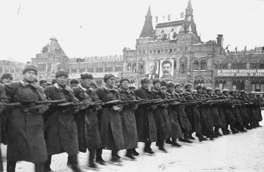 Русский генерал и поэт Эдуард Артюхов, посвятил свои строки Параду наших героев на Красной площади 7 ноября 1941 года…