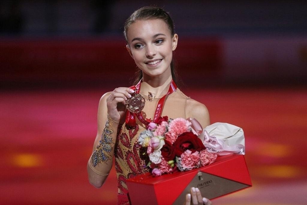 В честь российской фигуристки Анны Щербаковой, победившей на этапе серии «Гран-при» в Италии, поэт Э. Артюхов написал Стихотворение…