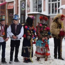 Русинские колядки с Аней Цірик. «ІШЛА ДІВЧИНА РАНО ПО ВОДУ, в неділю, в неділю рано, зелене вино сажене…»