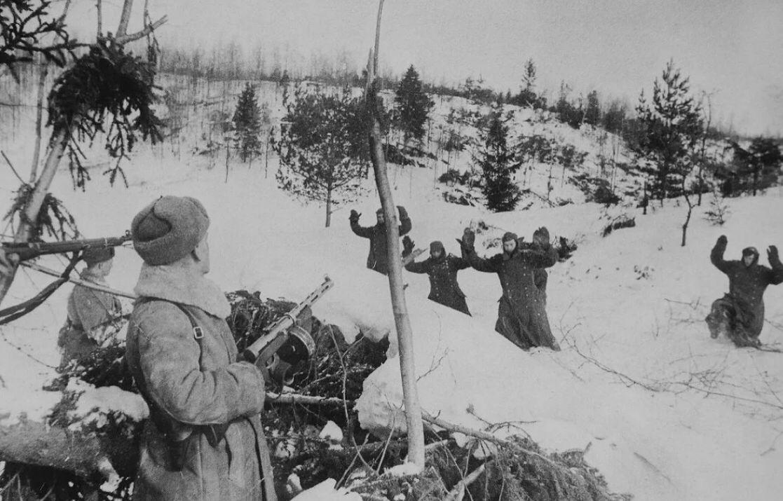 5 декабря 1941 года Красная армия перешла в контрнаступление по всему фронту под Москвой. В честь этого знаменательного для нашей страны события, поэт и генерал Эдуард Артюхов, написал стихотворение «Тайфун» бушует у Москвы.