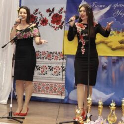 Украинские праздники с поэтессой Аней Цірик. «Об’єднались всі в сім’ ю, з Заходу на Схід. Обіймімся між собою, бо один ми рід…»