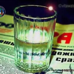 Для поддержания Рождественского праздничного настроения генерал Э. Артюхов написал Оду гранённому стакану. Кто-то поздно, кто-то рано, все мы пили из стакана…» В России День гранённого стакана отмечают  11 сентября.