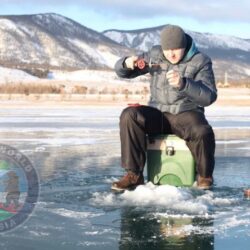 Зимняя рыбалка с Генералом Э. Артюховым. «Кто рыбак по жизни, зиму с зудом ждет. Лед только прихватился–на лед его несет…»