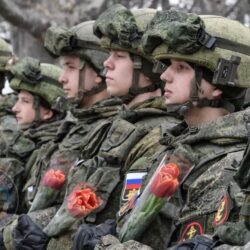Генерал Э. Артюхов посвятил своё стихотворение Защитникам Отечества. «На плацах парадным шагом, сегодня Армия прошла…»