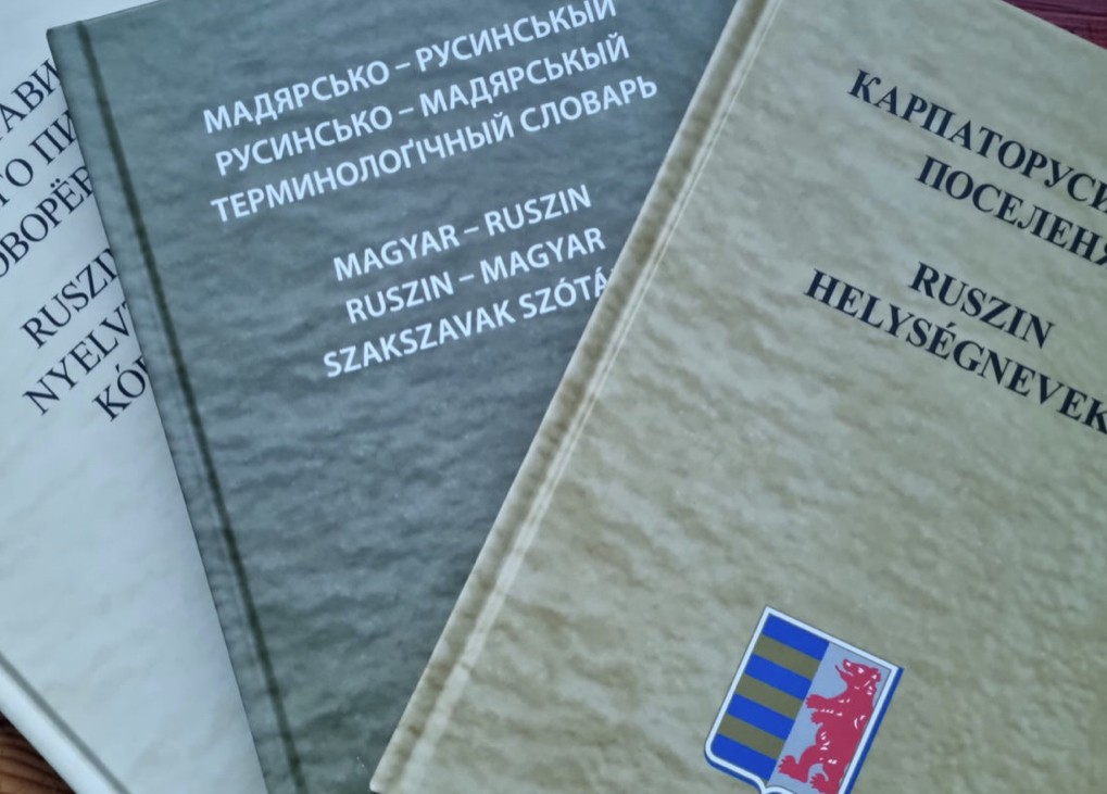 Русинский язык. В Мадярьску вышли три новые  филолоґические издания!