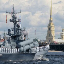 К Дню ВМФ России генерал Э. Артюхов «Строй кораблей в кильваторной струе, вновь анфиладою построились на курс…»