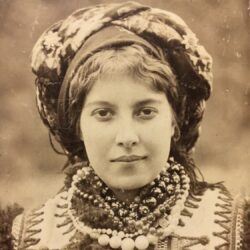 Номинант на «Русскую премию» Генерал Э. Артюхов «Мамина длинная коса, покрылась седым туманом. Трудно пережитых дней…»