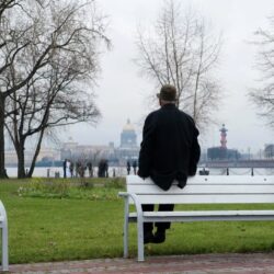 Номинант на «Русскую премию» Генерал Э. Артюхов «Присел скамьи на спинку мужичок, в простом пальтишке, круглой шляпе…»