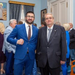 Номинант на «Русскую премию» Генерал Э. Артюхов Верные друзья «Им все равно богат ты или беден, силен иль в старости уж слаб. Им главное- ты добрый человек…»