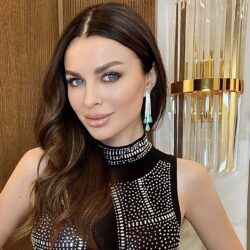 Номинант на «Русскую премию» Генерал Э. Артюхов «Смотрите, какие нарядные — Наши девчонки! Как прекрасные и красивые — Полевые цветы!