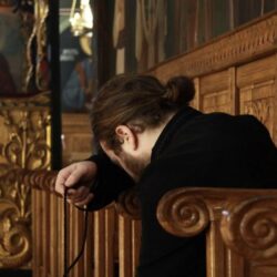 Номинант на «Русскую премию» Генерал Э. Артюхов «В церкви мерно звучит, песнь душевных молитв, служба в церкви идет…»