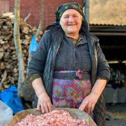 Номинант на «Русскую премию» Генерал Э. Артюхов «Вышивали наши мамы скатерти беленые, ткани ткали, жито жали, еще до солнца, раненько…»