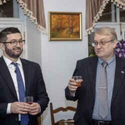 Лауреат Международной «Русской премии – 2022» Генерал Э. Артюхов «Как-то в вечер, погасив дневной пыл, орехов плошку на окне я забыл…»