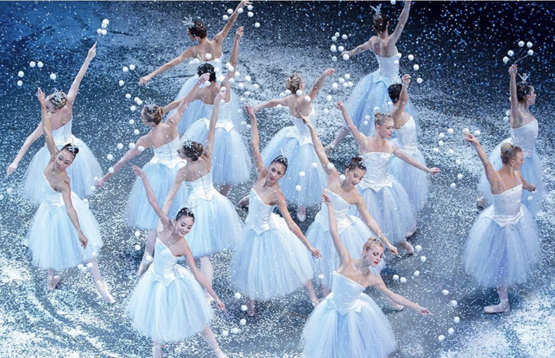 Номинант на «Русскую премию» Генерал Э. Артюхов «Снежинки танцуют, как балерины, летят и ложатся на землю. Зима укрывает все белой периной, дает всем на зиму одежду…»