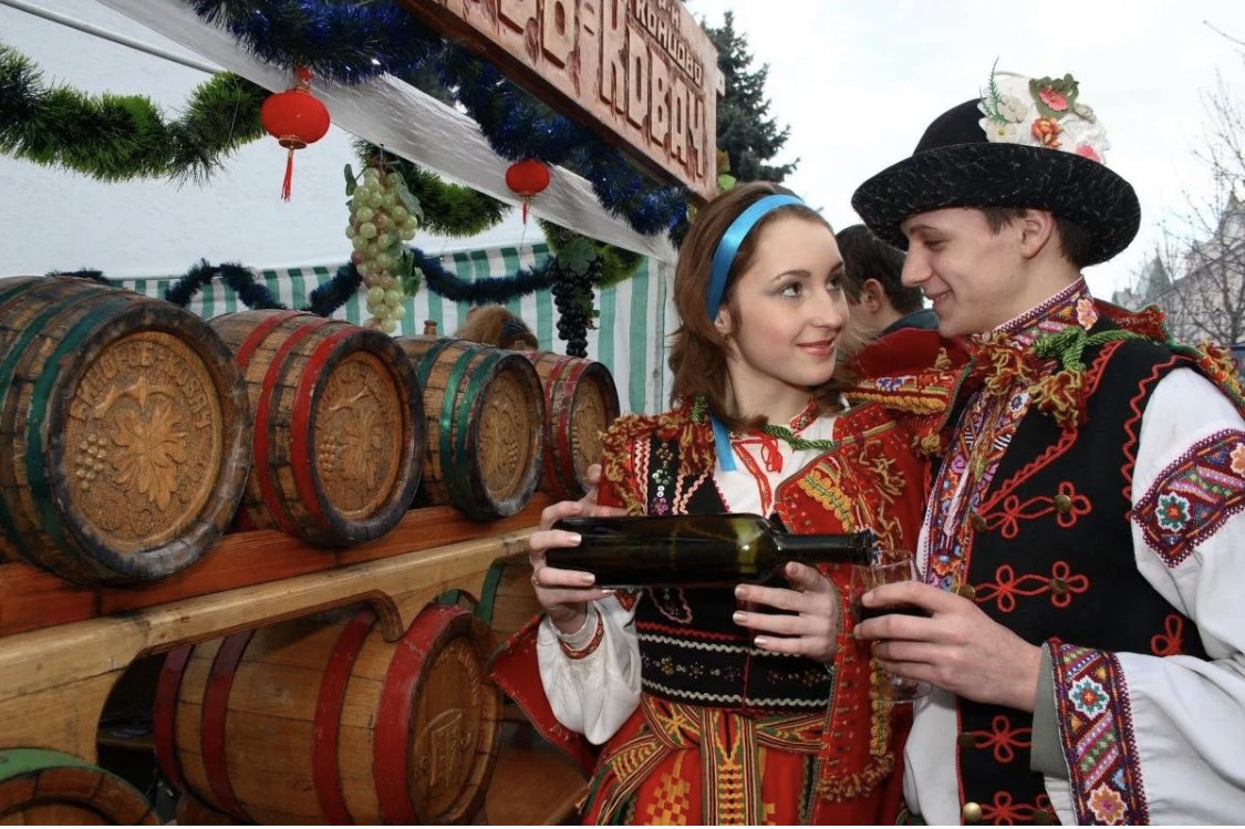 Праздник Вина в Карпатах «Дійшла до Марі новина: У вариши – Динь вина. Будуть співи, будуть танці, цілий вичур буде в п’янці…»